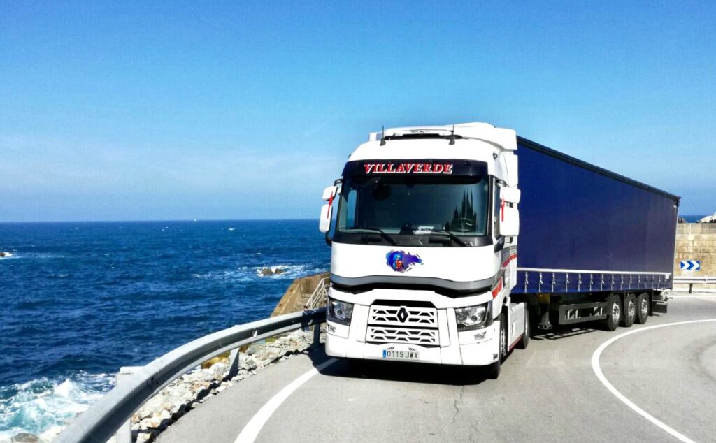 Trailer de cerca por una carretera costera