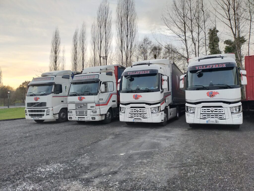 Vista de cuatro camiones